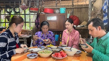 Bữa cơm gia đình dân dã với món cá rô kho tộ và môn ngọt xào mỡ ngon quá mẹ ơi | ATNQ.