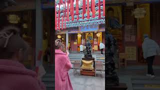 How to pray in a Buddhist temple? #travel