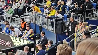 Aynı Saatte Yandaki Salonda Maçlarını Oynayan Olcay Ve Emma, Büyük Salondaki Maça Da Bir Göz Atarlar