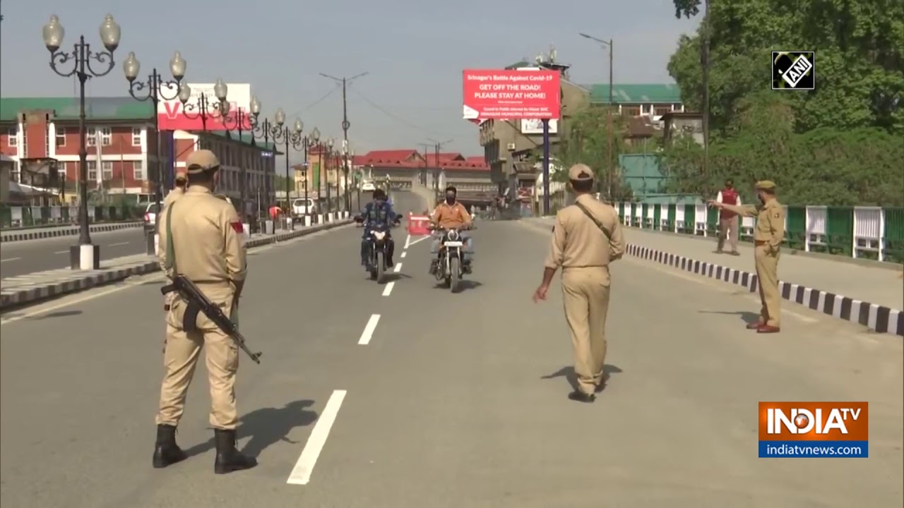 Strict vigil at checkpoints in Srinagar to ensue movement of essential vehicles amid COVID-19 lockd