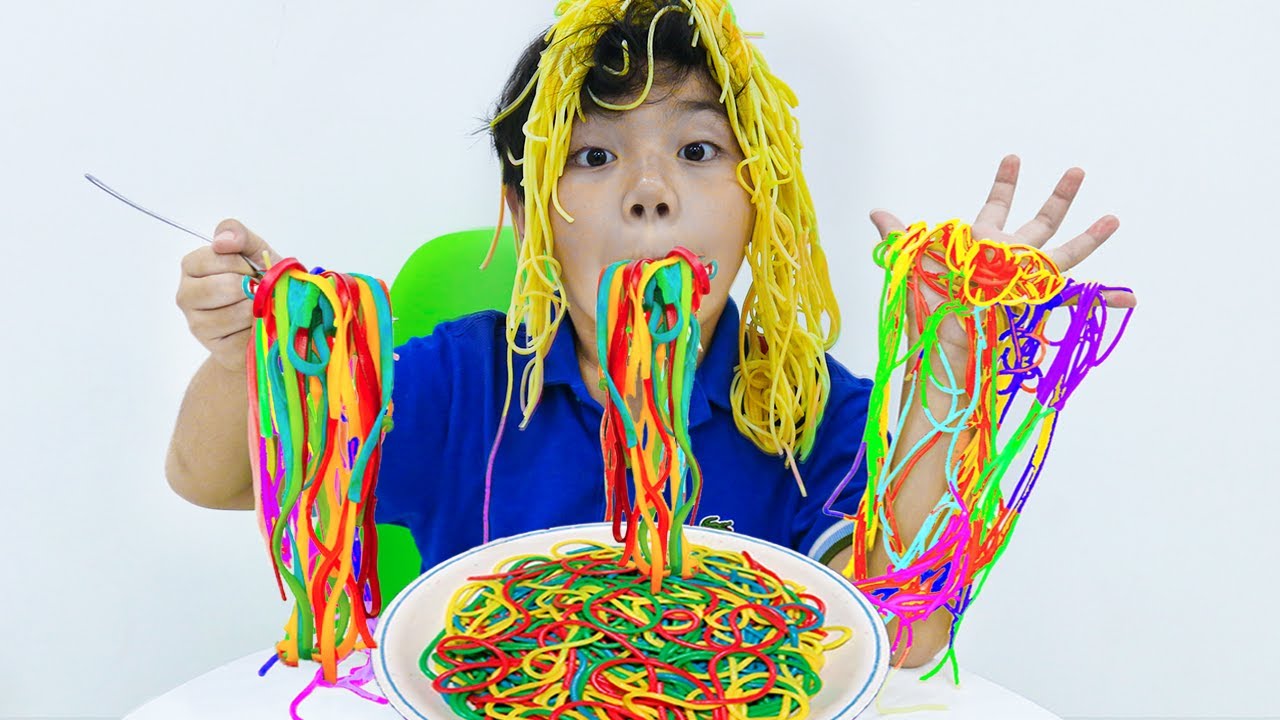 Annie and Sammy Pretend Play with Playdoh Colored Noodles Food Toys for