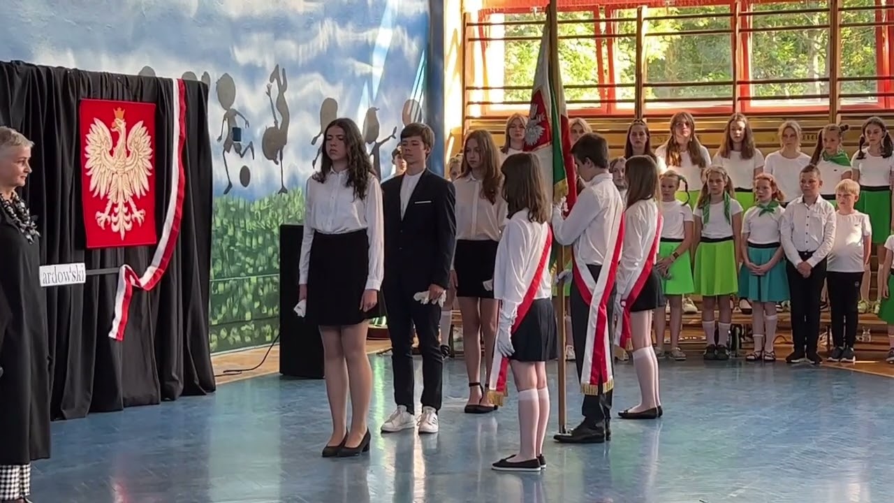 SP 3 w Słupsku. Przekazanie sztandaru uczniom klas 7