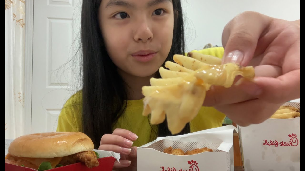 My first chick Fil a Mukbang + trying chick fil a sauce for the first time