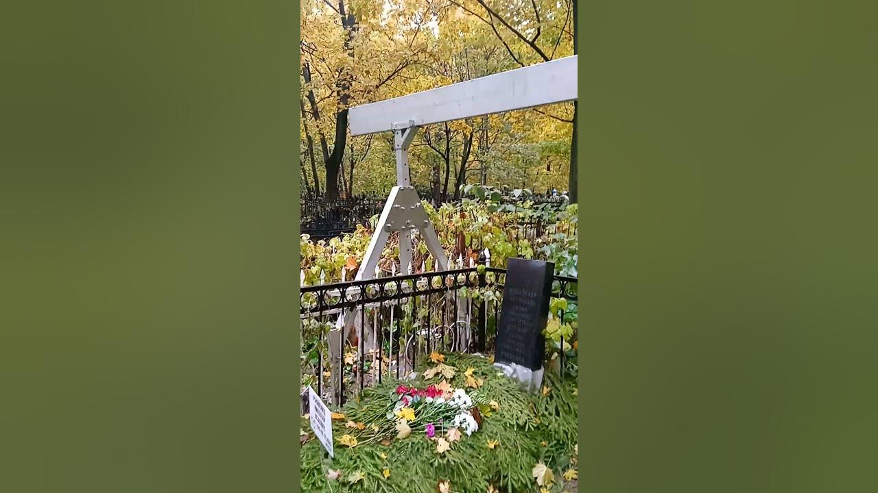 УСТАНОВКА ПРИ ПОМОЩИ КОТОРОЙ ОПУСКАЮТ ГРОБ В МОГИЛУ НА ПОХОРОНАХ ...