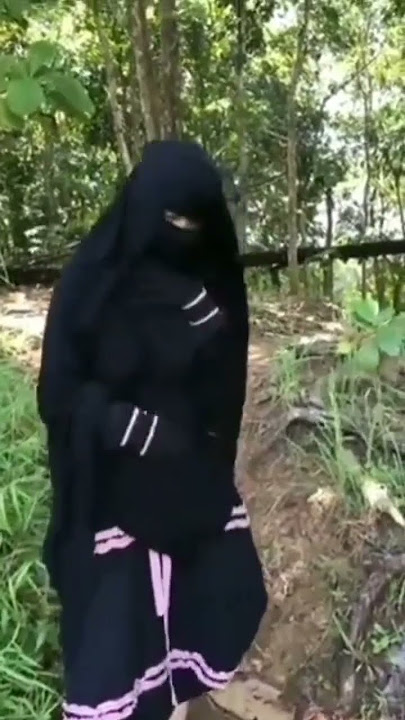 masih otw pantai , malah kebelet di tengah hutan !!! ukhti cantik pemersatu bangsa