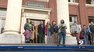 UO faculty rally to voice concerns about contract bargaining