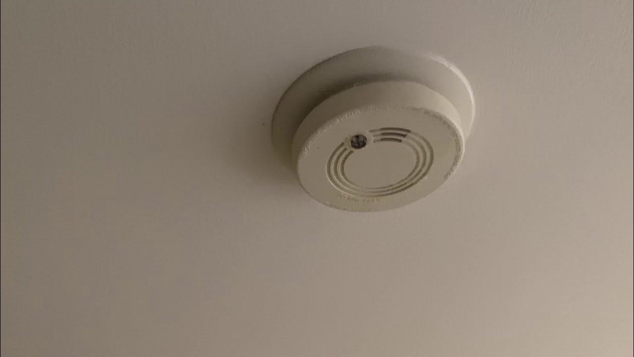 Jammed horn in a FireX G-6 Smoke alarm. - YouTube