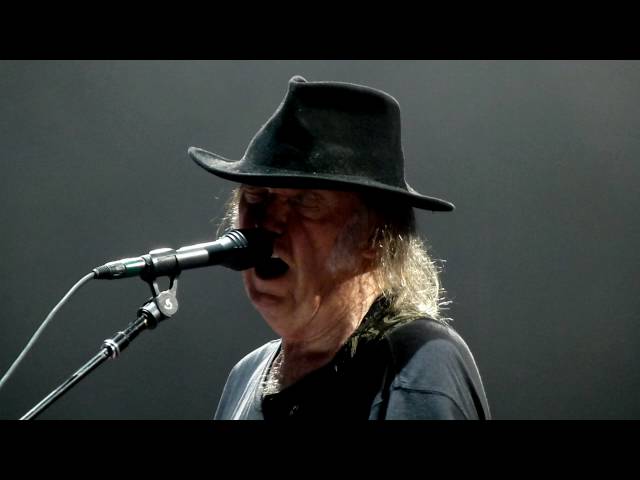 Neil Young - Rockin' In The Free World - Accor Hotel Arena Paris 2016 class=