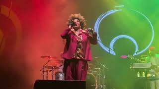 10 minutes of Macy Gray tearing it up! Psychopath