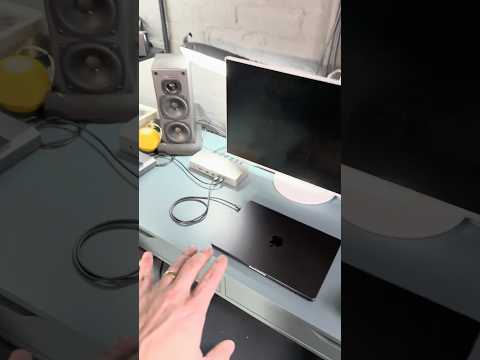 M5 MacBook - 1 Cable Thunderbolt dock #macbookpro #davinciresolve
