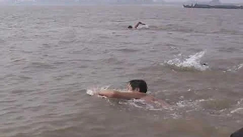 Martin Strel - Swimming in the Yangtze River in China - DayDayNews