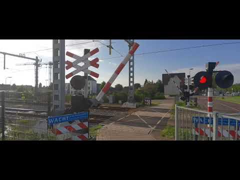 Spoorwegovergang Vlaardingen Centrum met RET metro