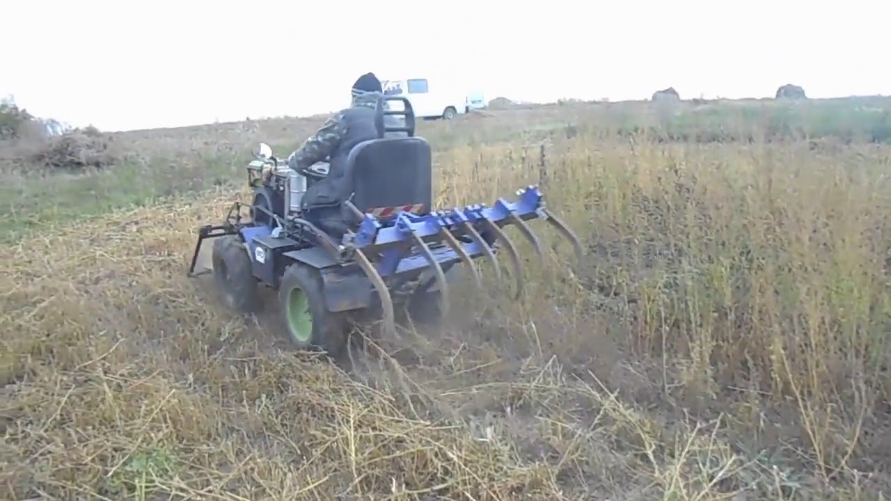 Уборка сорняков самодельным минитрактором из мотоблока - YouTube