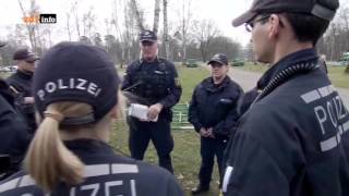 ZDFinfo - Doku - Auch Mensch - Polizeiarbeit bei Fußballspielen