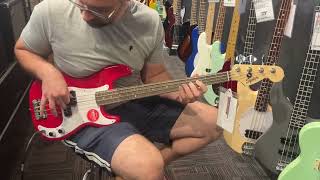 Squier Mini Precision Bass Test At Guitar Center, Austin Resimi