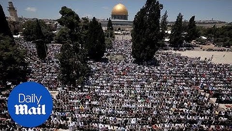 Ramadan in Gaza: Thousands worship at Al-Aqsa mosque - Daily Mail