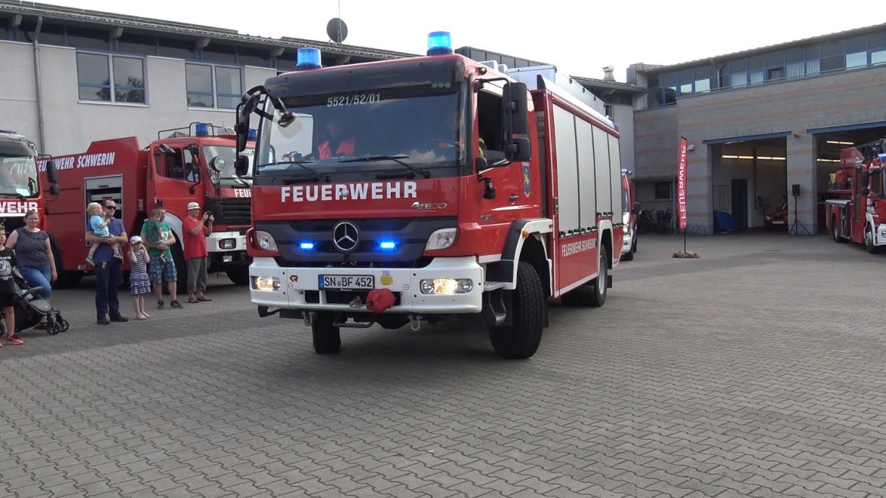 [Vorwort/Alarmgong] - Einsatzvorführung BF Schwerin // VKU - eingeklemmte Person //: LF-1 + RW + RTW