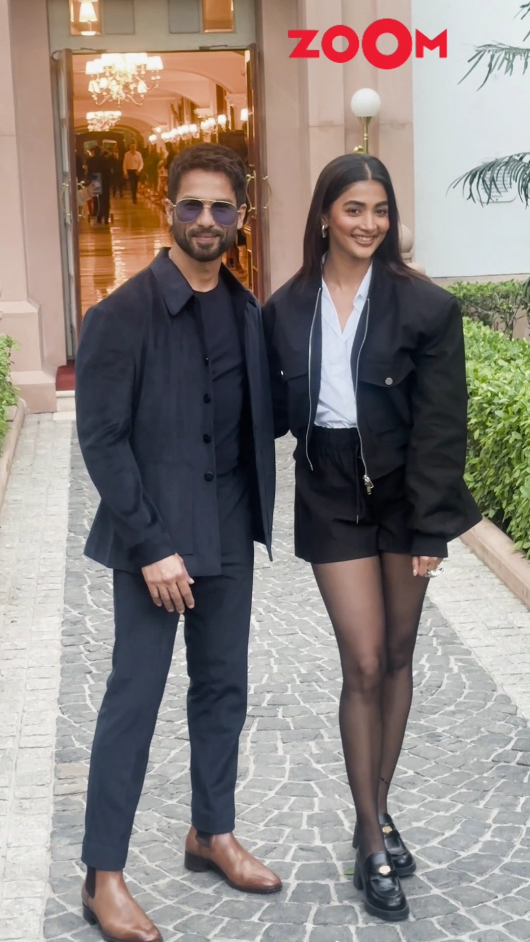 Shahid Kapoor-Pooja Hegde STUN with their look as the POSE for the paps ? #shahid #poojahegde
