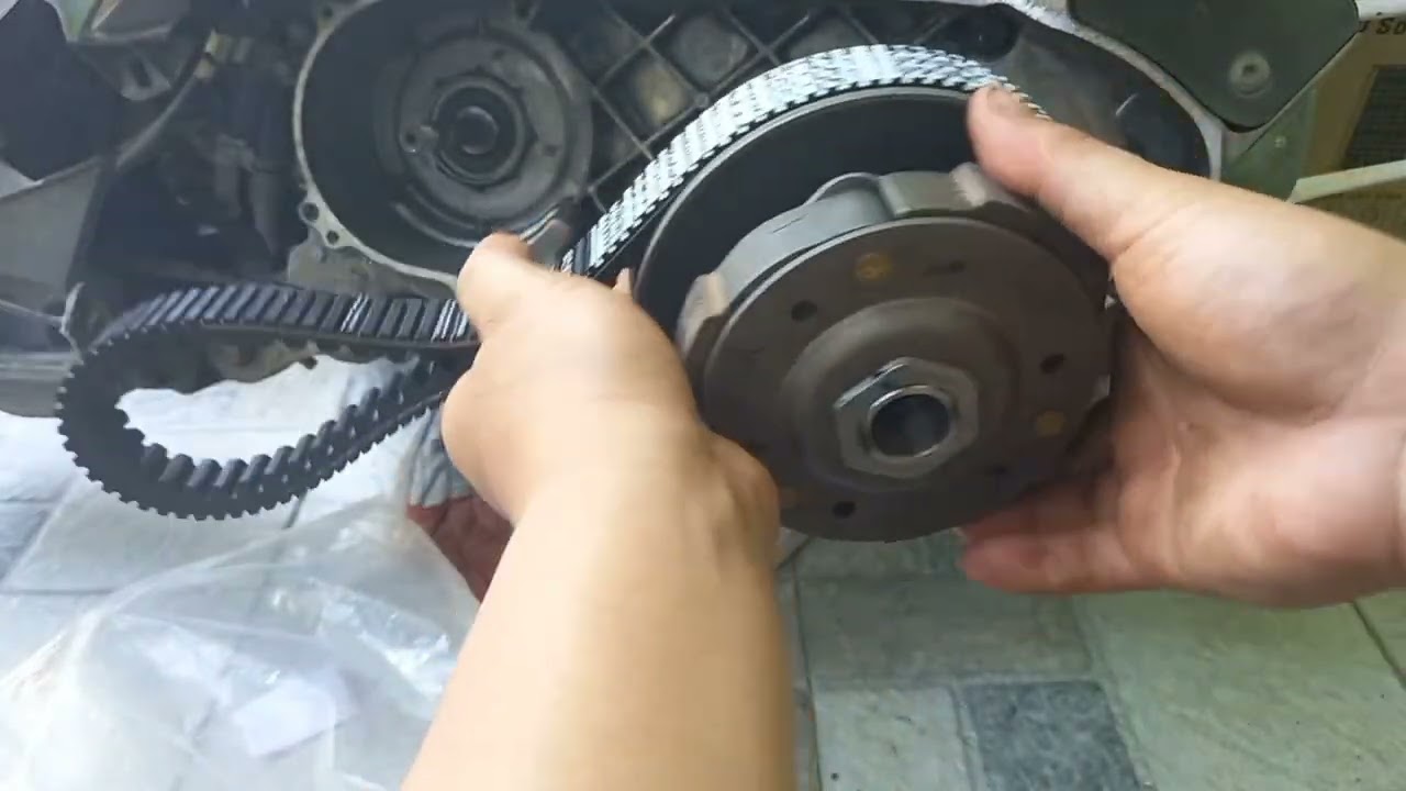 paano-maglagay-ng-drive-belt-v-belt-ng-honda-click-125-youtube