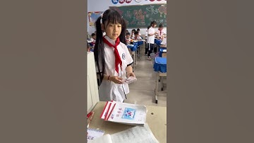 Em học sinh nhà nghèo tặng quà cho thầy giáo