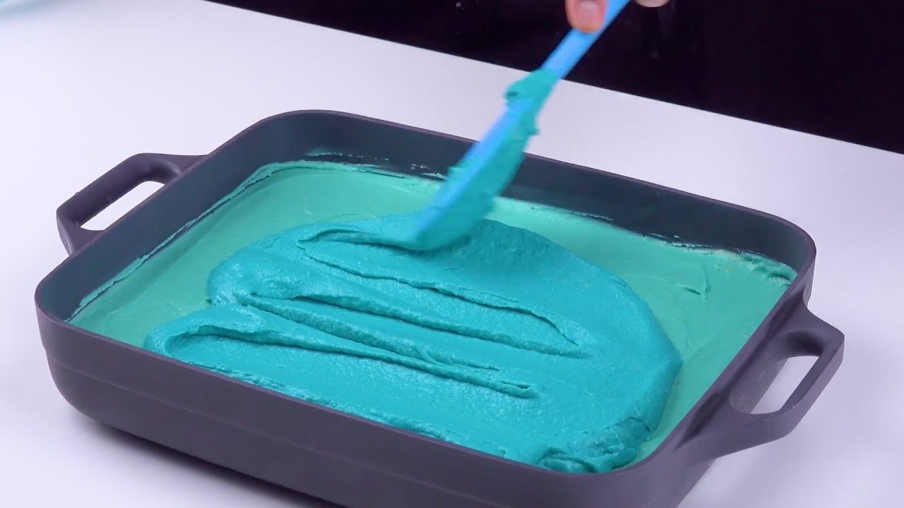 Divisez la pâte en 5. Ajoutez une goutte de couleur à chaque portion...