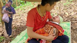 A single father and his young daughter went to the forest to cut bamboo to make a tent to shelter fr