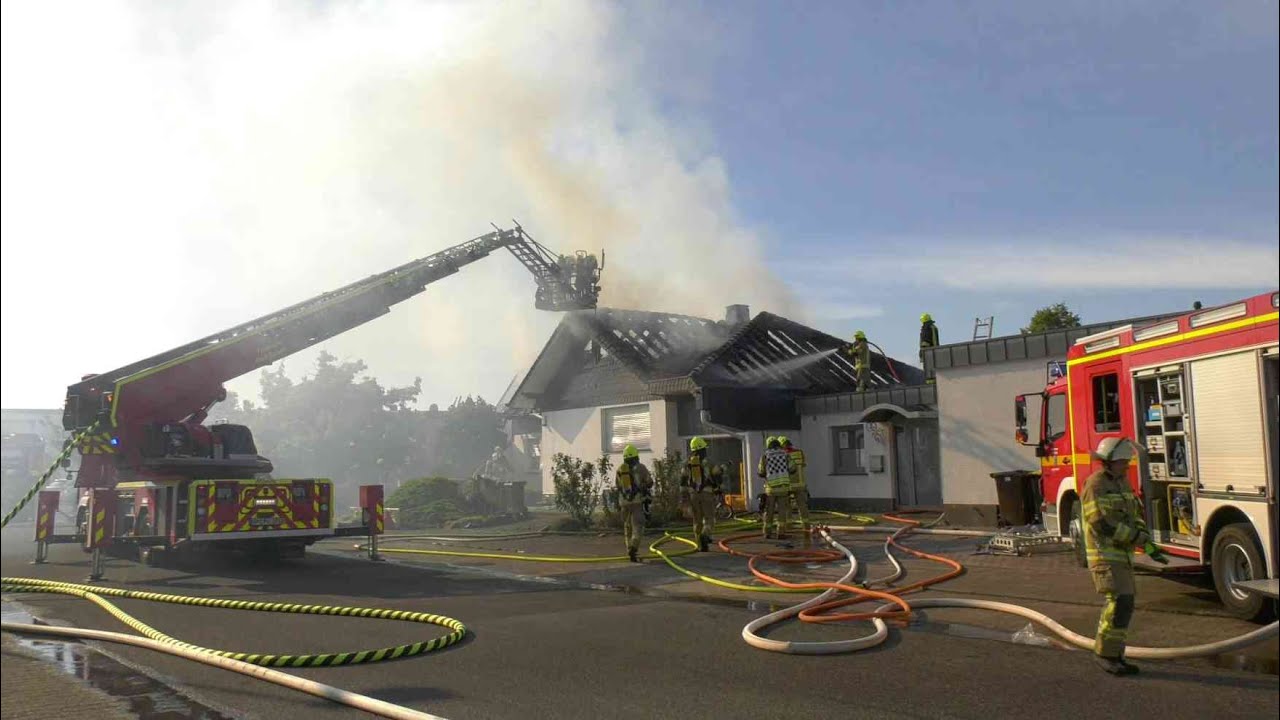 30.07.2020 - Wespennest mit Deo & Feuer bekämpft - Dachstuhlbrand in Pulheim