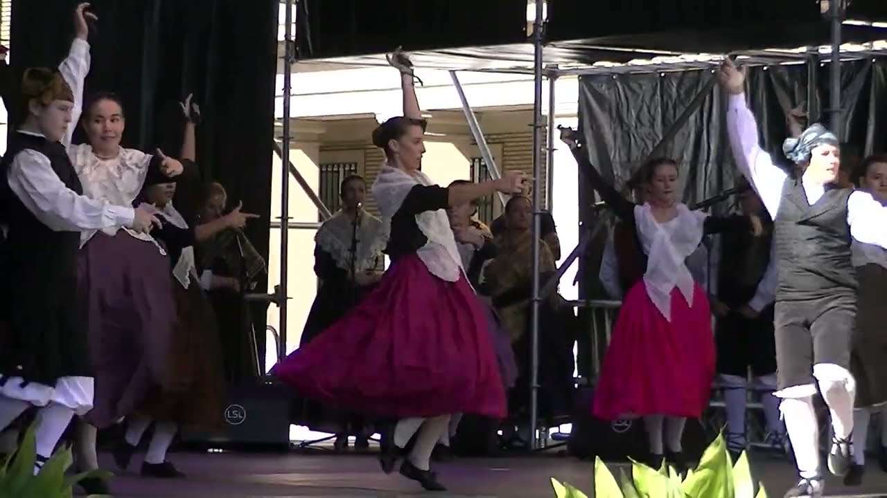 ✅ Así se BAILA la Jota GIGANTES y CABEZUDOS. Simpatía Aragonesa con la Escuela de Jota Valdefierro.