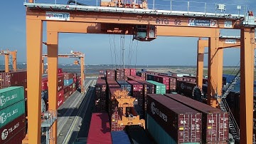 Working of Tyre mounted Gantry crane with portal frames in Container yard