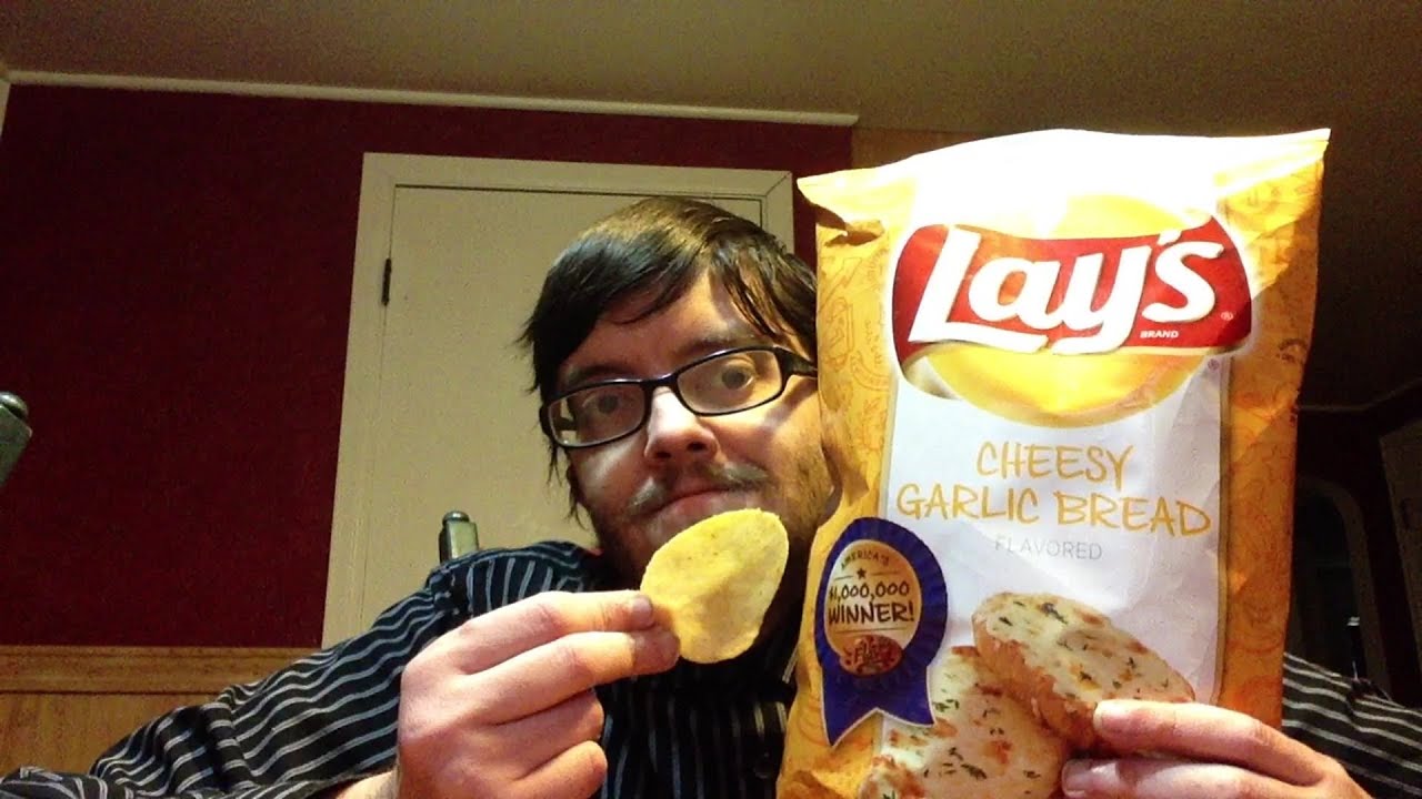 Review: Lay's Cheesy Garlic Bread Potato Chips - YouTube