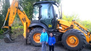 Video tractor excavator for kids. Tikhon on the Excavator was called for help