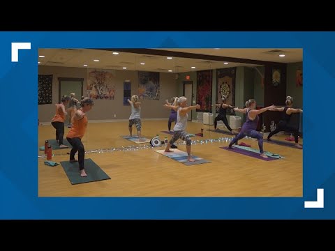 Wideo: Czy wiesz, że Bikram Yoga jest chronionym prawem autorskim, które kontroluje jedna osoba?