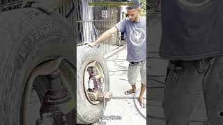 전용 장비 없이 유압 잭 하나로 대형 타이어를 정비하는 기발한 기술 #worker #heavy-machinery #process #maintenance