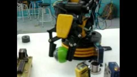 BRAZO ROBOT C-9895 CONTROLADO POR PIC Y APLICACION VISUAL BASIC.wmv