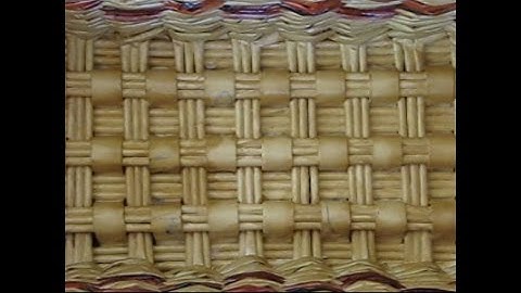 Weaving a rectangular bottom of a basket from newspapers