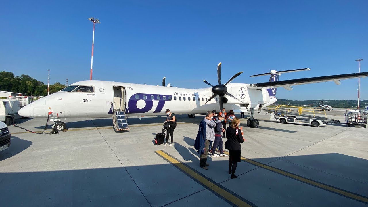 LOT Airlines Takeoff from Warszawa Chopina Lotnisko (Warsaw Chopina