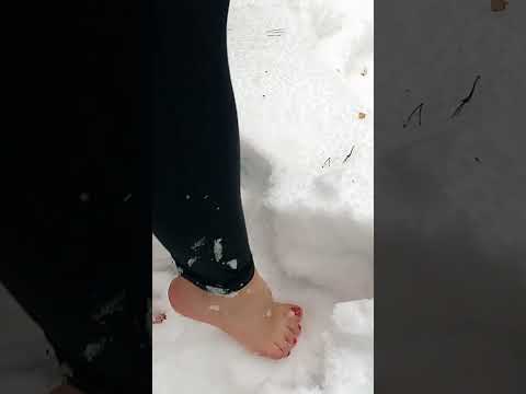 Girl walks the snow barefoot