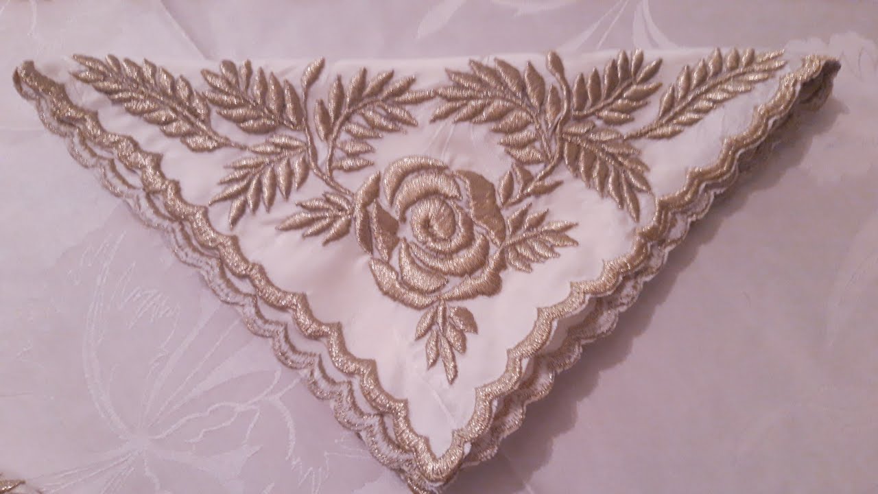 مناديل المائدة بالتطريز الذهبي