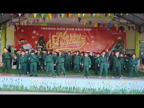 Các bé đến từ khối mẫu giáo 5 tuổi thể hiện tác phong nhanh nhẹn vui tươi của các chú bộ đội nhí qua tiết mục “Chúng tôi là chiến sĩ”. 😘😘😘