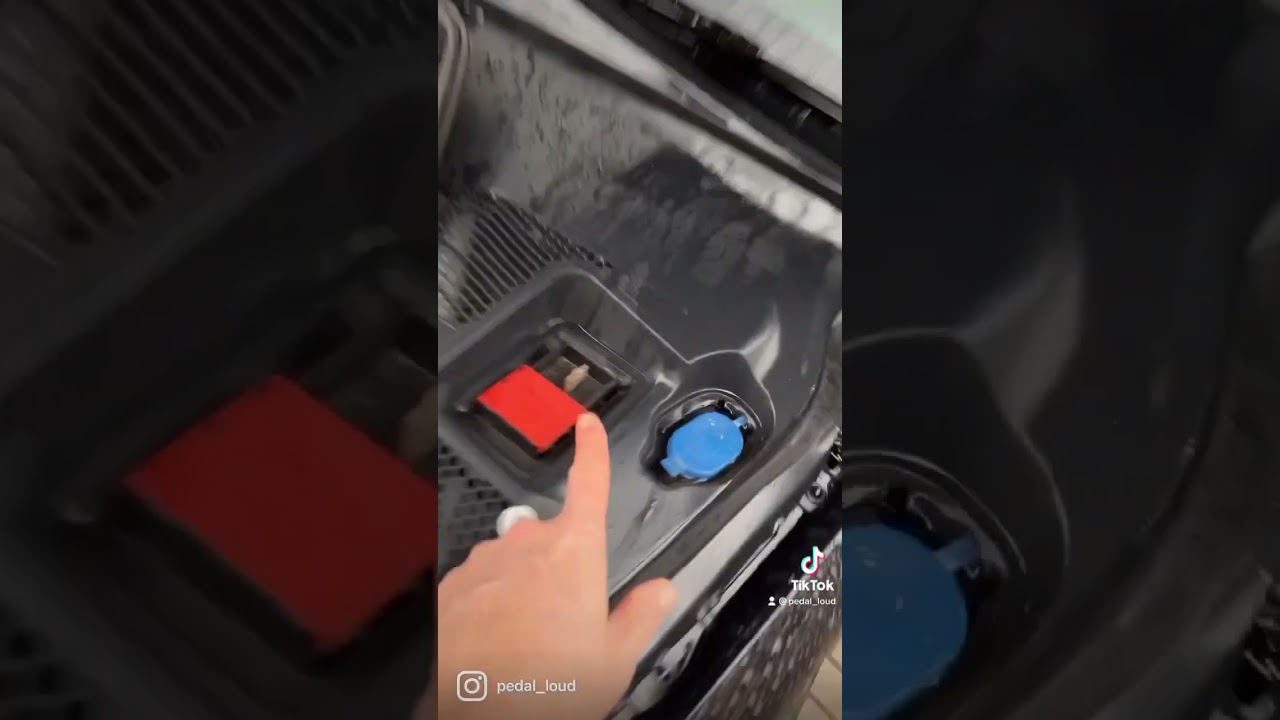 Зарядка 12-вольтовой батареи на Mercedes C-класса W205 4-го поколения 