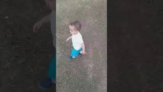 Niño Baby aprendiendo a frenar para no caerse