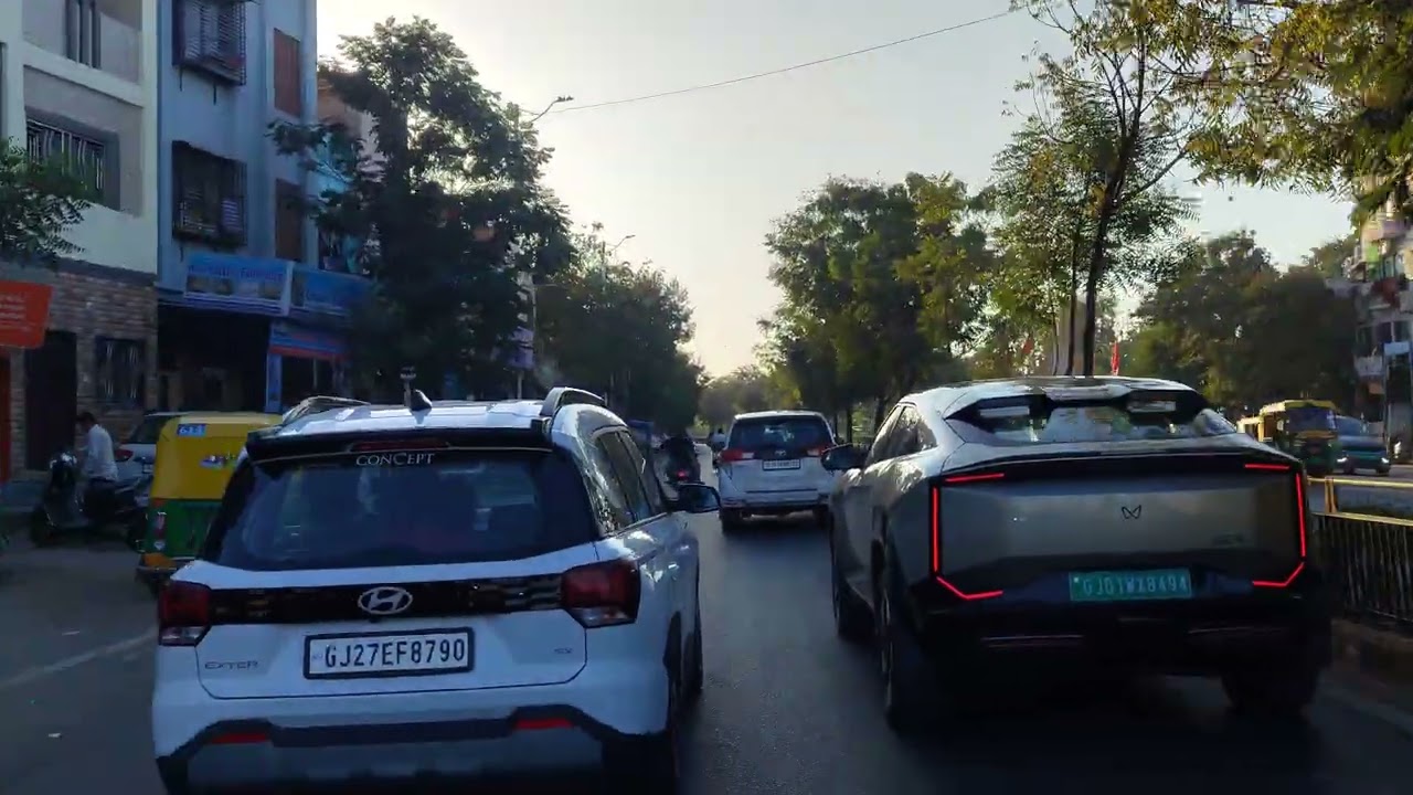  The busy streets to the quiet alleys