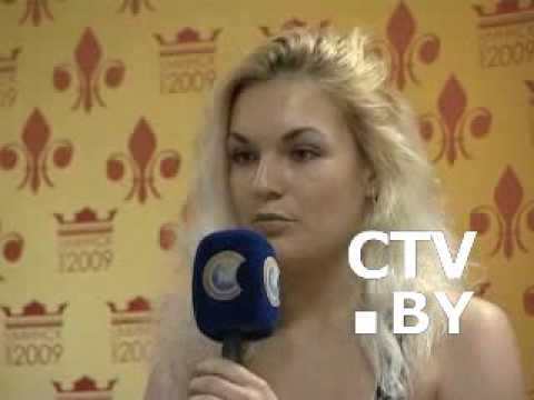 Девушка садится на дилдо Девушка садится на дилдо