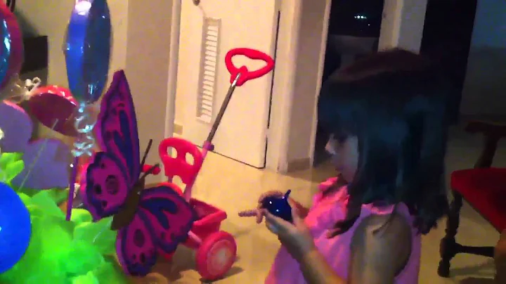 Sabrina Atencio llenando la piata
