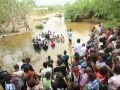 Incroyable mais vrai ! Quand Moise Mbiye baptise ses fidèles au nom de Jesus ou Guégué , ils entrent en transe , hurlant de frayeur (vidéo)