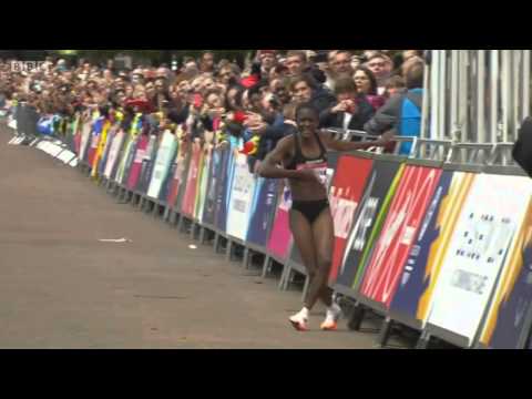 Corredora cae desfallecida antes de cruzar la meta en el  Marathon Commonwealth Games 2014
