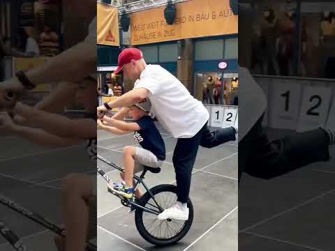 Video: Mit dem Fahrrad die Treppe hinunterfahren - Gunook