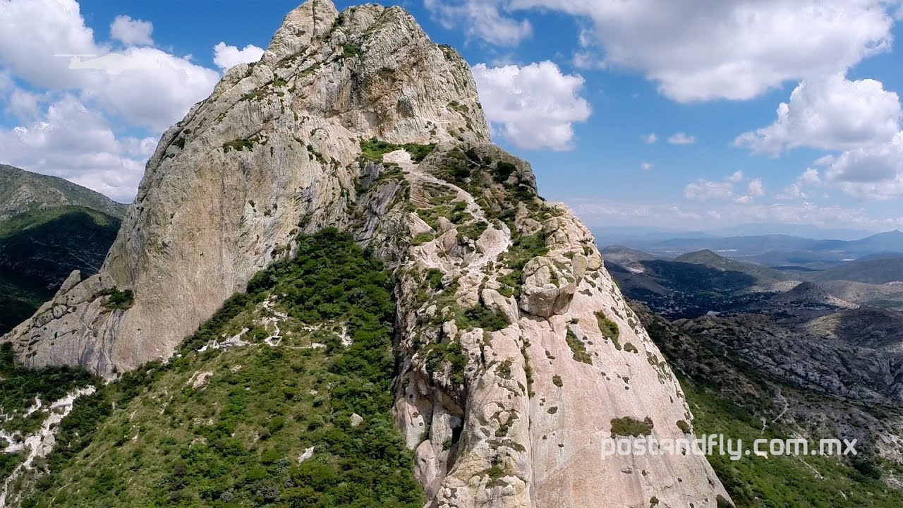Peña de Bernal desde el aire