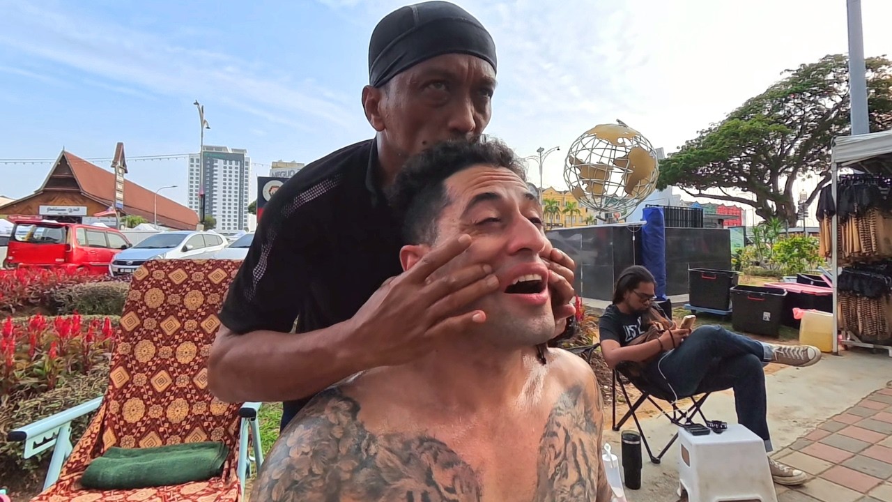 Street Chiropractor Gives BONE CRUSHING Massage (Malacca Malaysia)