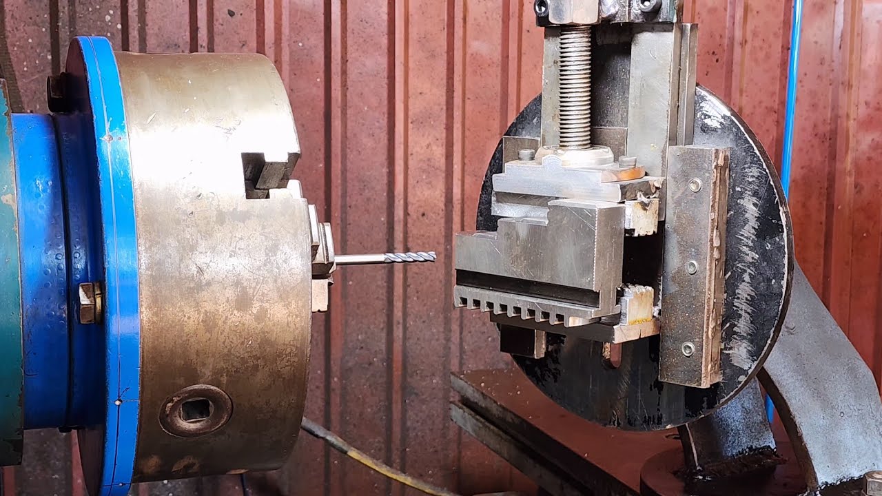 A clever idea created milling on a lathe to make threads easily.